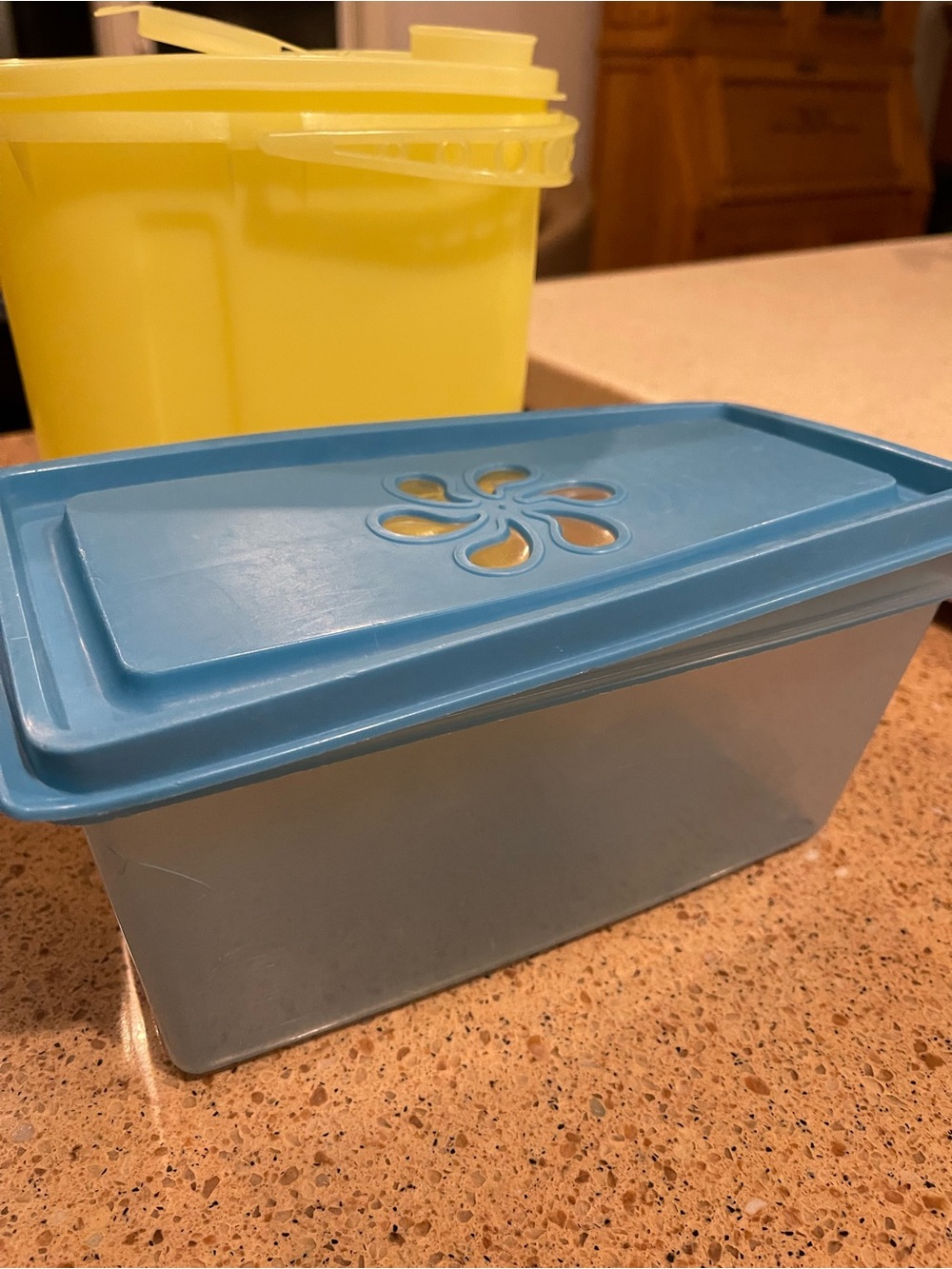 4 Tupperware Containers - Picture 4 of 5